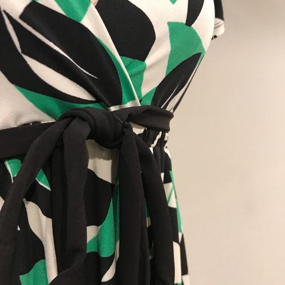 Bisou Bisou v-neck midi dress - Picture 5 of 10